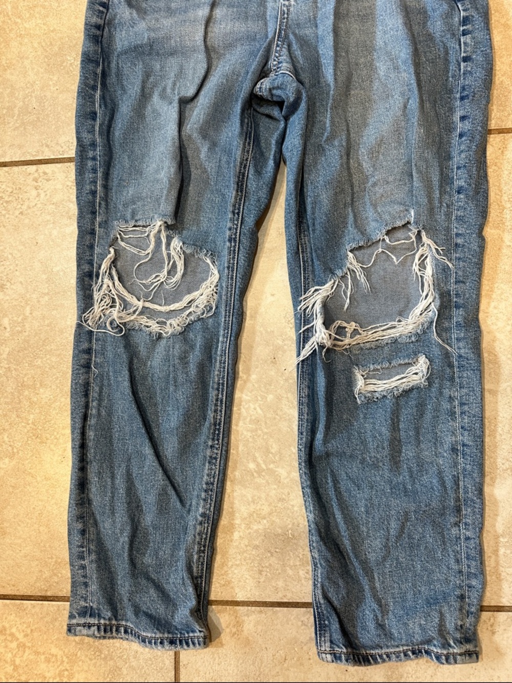 American Eagle Strigid Mom Jeans Destroyed Knees 10 Short Straight Leg Crop - Picture 8 of 9